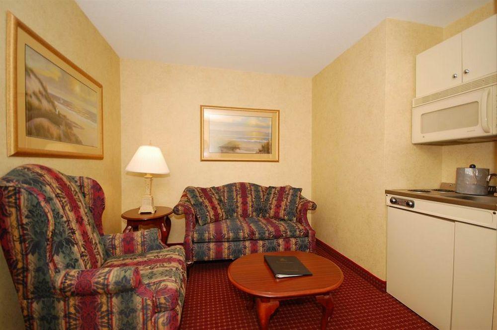 Best Western Plus, The Inn At Hampton Room photo